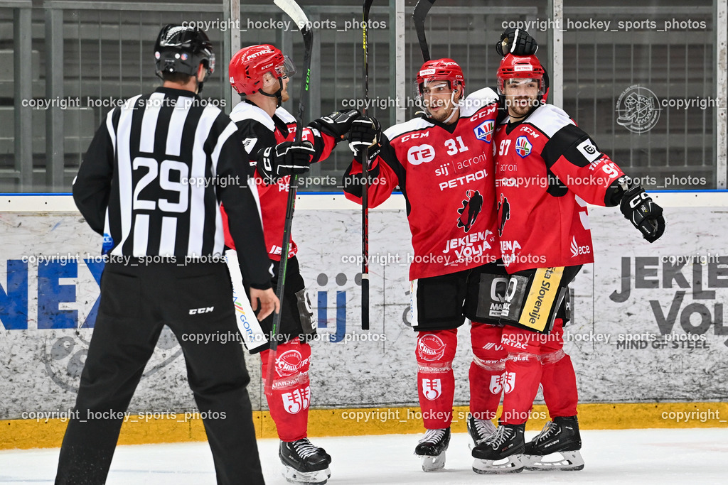 HDD Jesenice vs. EC Bregenzerwald 30.9.2022 | Jubel HDD Jesenice Mannschaft, #31 Pance Eric, #97 Ulamec Luka