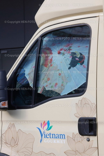 Frankfurter Buchmesse 2025 | 14.10.2025 Transportwagen für einen Messestand von Vietnam mit Schirm im Innenraum FBM2025 (Foto: Peter Henrich) - Realisiert mit Pictrs.com