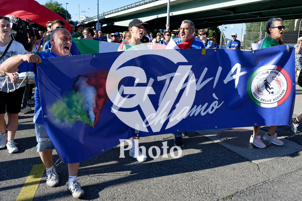 England v Italy - UEFA Women's EURO 2025 Semi-Final | GENEVA, SWITZERLAND - JULY 22:  Fans of Italy with flags /banner  during the UEFA Women's EURO 2025 Semi-Final match between England and Italy at Stade de Geneve on July 22, 2025 in Geneva, Switzerland. (Photo by Giuseppe Velletri/Sports Press Photo/Getty Images)