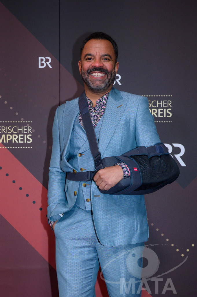 _DWI5306 |  Simon Pearce bei der Verleihung des 47. Bayerischen Filmpreises 2026  im Prinzregententheater. München, Deutschland. Der Bayerische Filmpreis wird seit 1979 von der Bayerischen Staatsregierung verliehen, um die Bedeutung des Kinofilms als Kulturgut herauszustellen - Realisiert mit Pictrs.com