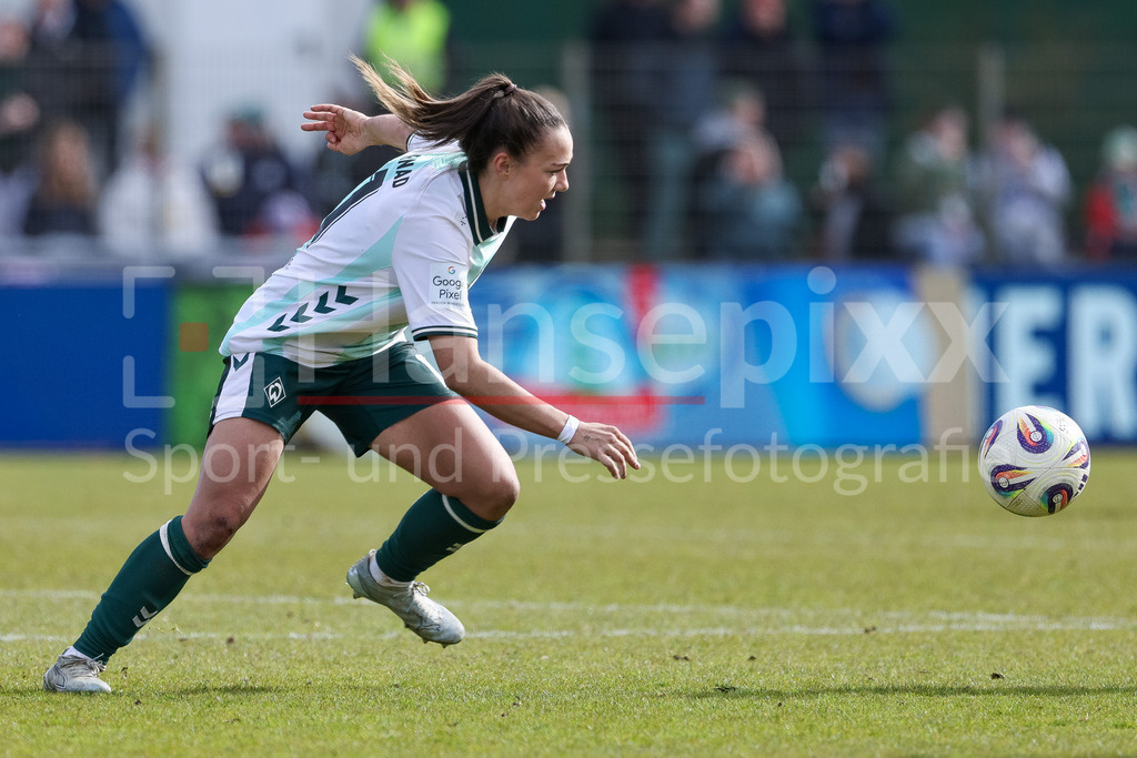 Fussball, Google Pixel Frauen-Bundesliga, SV Werder Bremen - SGS Essen | Maja Sternad (SV Werder Bremen, 11) am Ball, Freisteller, Einzelbild, Ganzkörper, Aktion, Action, Spielszene, DIE DFB-RICHTLINIEN UNTERSAGEN JEGLICHE NUTZUNG VON FOTOS ALS SEQUENZBILDER UND/ODER VIDEOÄHNLICHE FOTOSTRECKEN. DFB REGULATIONS PROHIBIT ANY USE OF PHOTOGRAPHS AS IMAGE SEQUENCES AND/OR QUASI-VIDEO.