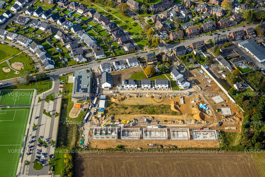 Kamp-Lintfort241013625 | Luftbild, Baustelle und Neubau halbrundes Wohngebiet an der Franzstraße am Volkspark, Rossenray, Kamp-Lintfort, Ruhrgebiet, Nordrhein-Westfalen, Deutschland