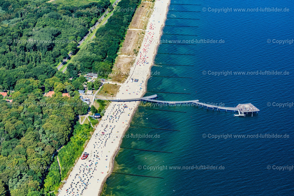 Koserow_Seebrücke_Usedom_ELS_4800100822 | KOSEROW 10.08.2022 Seebrücke an der Straße Seebrücke Koserow in Koserow auf der Insel Usedom im Bundesland Mecklenburg-Vorpommern, Deutschland. Weiterführende Informationen bei: Kurverwaltung Koserow. // Pier on the street Seebruecke Koserow in Koserow on the island of Usedom in the state Mecklenburg - Western Pomerania, Germany. Further information at: Kurverwaltung Koserow. Foto: Martin Elsen
