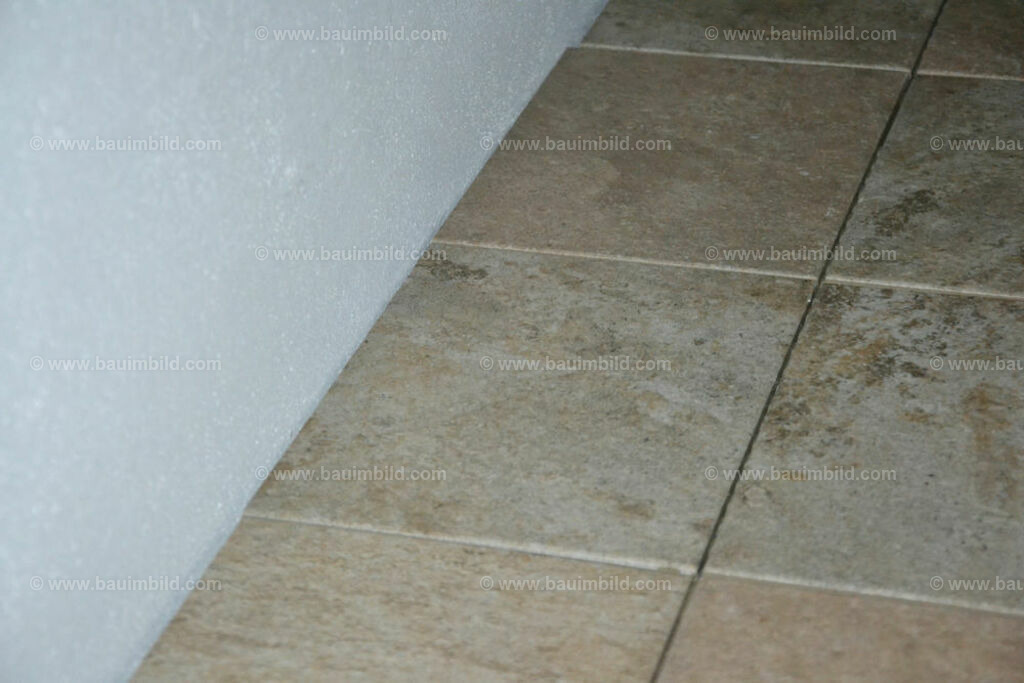 bib-lg21-fliesenlegerarbeiten-0005 | Nach LV-Leistungsgruppen sortierte Detailfotos über den Bau eines Hauses. Alle Hausbau-Bilder direkt vom Urheber und Autor der Website Haus-Selber-Bauen.com