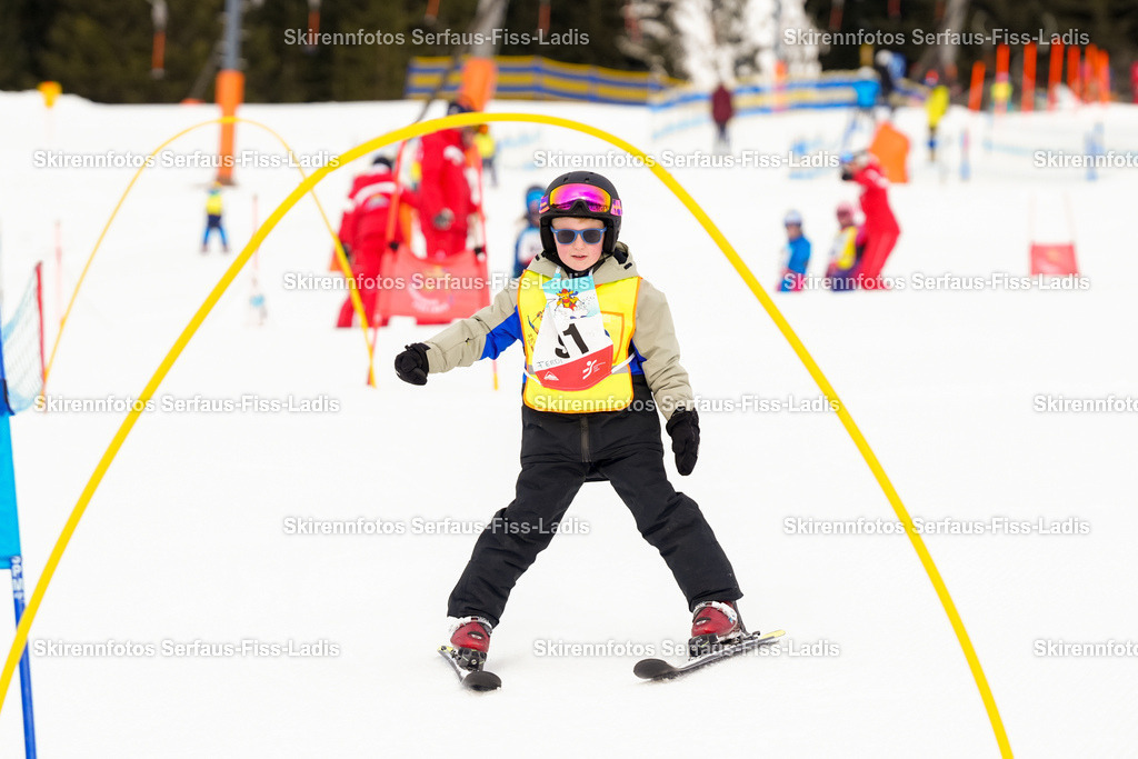SRF_02.01.2026_0021 | Skirennfotos,Serfaus,Fiss,Ladis,Kinderskirennen,Winter,Tirol,Oberland,skirace,SFL,feelfree,weil wir's genießen,ski,Ski,skifahren,Sonnenplateau, - Realisiert mit Pictrs.com