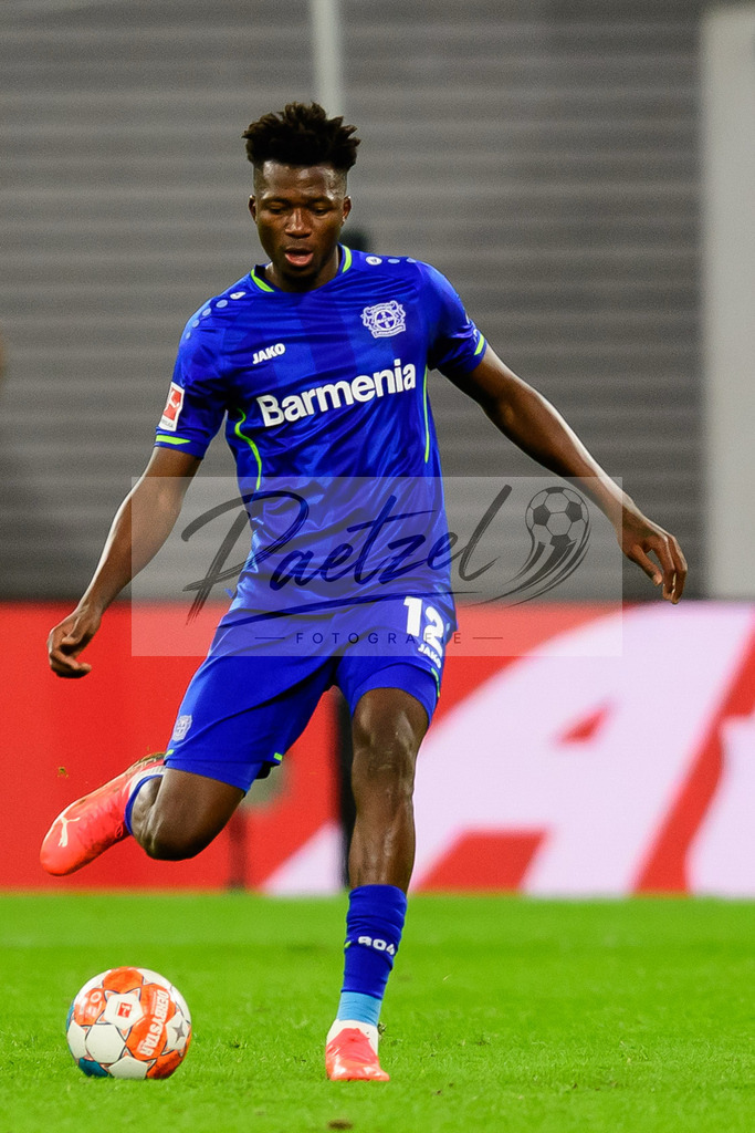 RBLLEV20211128_129 | Fussball, Herren: Edmond Tapsoba (Bayer 04 Leverkusen) in Aktion, am Ball, Einzelaktion bei dem Spiel der 1. Bundesliga zwischen RB Leipzig und Bayer 04 Leverkusen in der Red Bull Arena am 28.11.2021 in Leipzig, Deutschland.DFB / DFL REGULATIONS PROHIBIT ANY USE OF PHOTOGRAPHS AS IMAGE SEQUENCES AND/OR QUASI-VIDEO. - Realisiert mit Pictrs.com