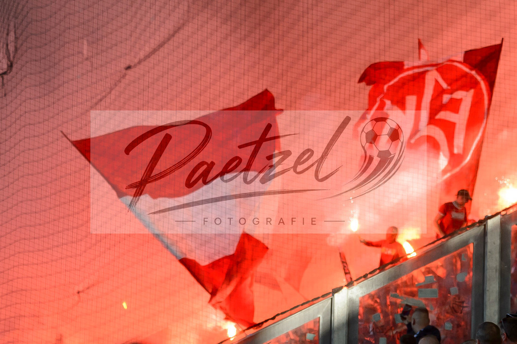 FCMFCK20210904_105 | Fussball, Herren: . Fans vom 1. FC Kaiserslautern mit Pyrotechnik beim Spiel der 3. Liga zwischen 1. FC Magdeburg und 1. FC Kaiserslautern in der MDCC-Arena am 04.09.2021 in Magdeburg, Deutschland.DFB / DFL REGULATIONS PROHIBIT ANY USE OF PHOTOGRAPHS AS IMAGE SEQUENCES AND/OR QUASI-VIDEO. - Realisiert mit Pictrs.com