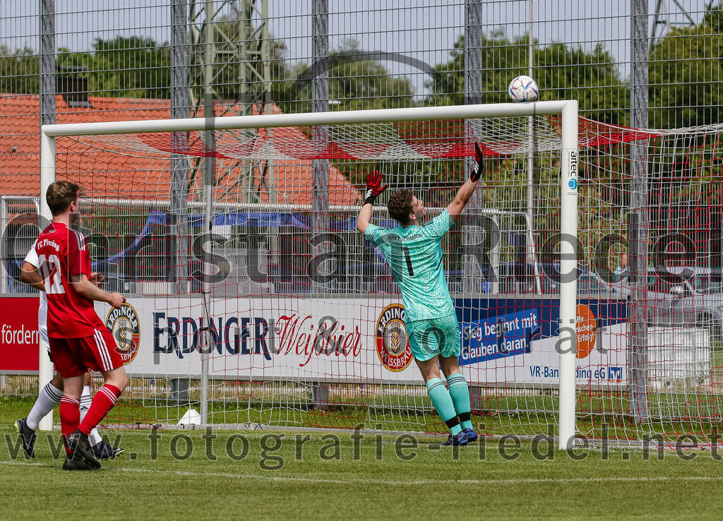 2023-07-08_037_FC_Finsing_gegen_SG_Markt_Schwaben | Finsing, Deutschland, 08.07.2023:
Fußball, Kreisliga 2023 / 2024, Testspiel, FC Finsing gegen SG Markt Schwaben, Endergebnis: 7:0

Fabian Kövener (FC Finsing, #12), Torwart Alexander Wasser (SG Markt Schwaben, #1)

Foto: Christian Riedel / fotografie-riedel.net