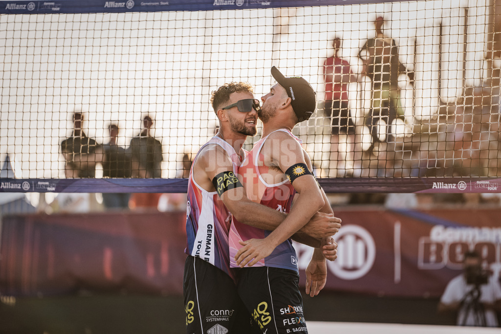 Beachvolleyball | Männer  | Allianz German Beach Tour 2024 | Tourstop Kühlungsborn | 10.08.2024 | v.l. Jonas und Benedikt Sagstetter jubeln und freuen sich
