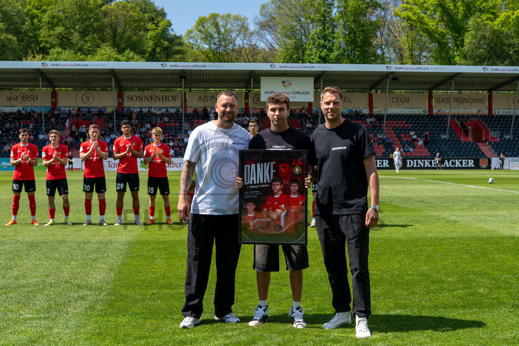SG Sonnenhof Großaspach vs. SG Barockstadt Fulda-Lehnerz, Fussball, Regionalliga Suedwest, 33. Spieltag, 09.05.2026 | Valentyn Podolskyi (SG Sonnenhof Großaspach, #07) wird von Julian Schieber (sportilicher Leiter SG Sonnenhof Großaspach) und Michael Ferber (Vorstand Sport, SG Sonnenhof Großaspach), verabschiedet,SG Sonnenhof Großaspach vs. SG Barockstadt Fulda-Lehnerz, Fussball, Regionalliga Suedwest, 33. Spieltag, 09.05.2026