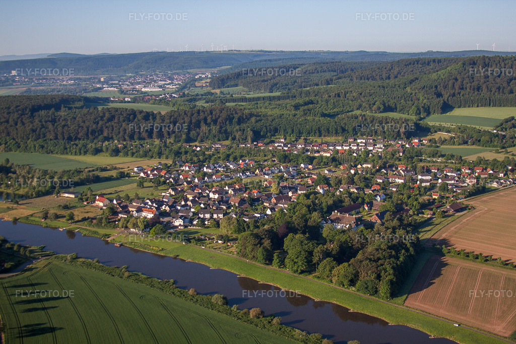 Luftbild: Fluß- Uferbereichen der Weser in Wehrden im Ortsteil Wehrden in Beverungen im Bundesland Nordrhein-Westfalen in Deutschland. Foto: IMG_65581.jpg vom 25.05.2014 durch Werner Riehm/FLY-FOTO.de