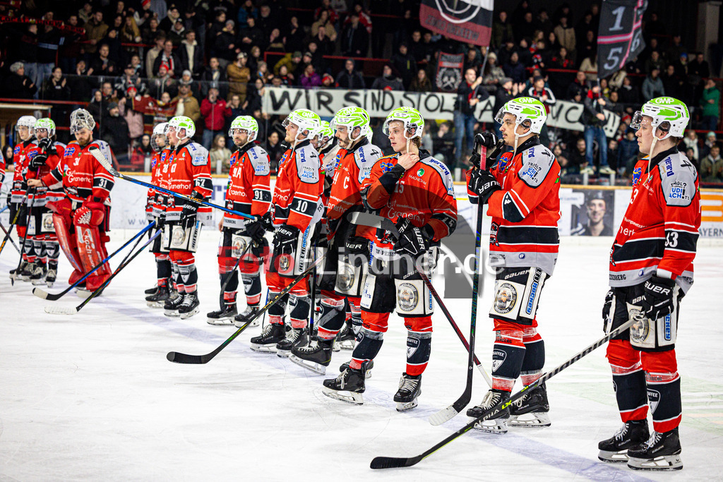 TSV Peißenberg MINERS gegen EHC Königsbrunn PINGUINE | Eishockey Bayernliga Herren Playoffs Viertelfinale 2024/25 - Spiel 6 von 7, TSV Peißenberg MINERS gegen EHC Königsbrunn PINGUINE, 20250221,Fans, Miners Spieler, Wir sind stolz auf euch,2025-02-21 in Peißenberg (Eisstadion Peißenberg)Ryan MURPHY (MINERS 15)Copyright: WolfgangxLindner foto-lindner.de