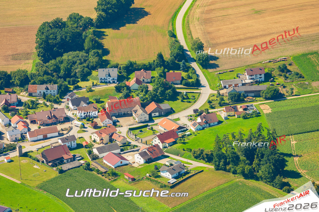 Klassische Luftaufnahme ohne Drohne zeigt:Schwabstetten bei Altmannstein - Die Luftbildaufnahme wurde 2025 vom UL-Flugzeug heraus erstellt ( keine Drohne ) - Hochauflösende Luftaufnahme -Nicht vergleichbar mit Google Maps oder Satelittenbilder- Die Geschenkidee !Mit Lizenz und Bildrechte bestellbar