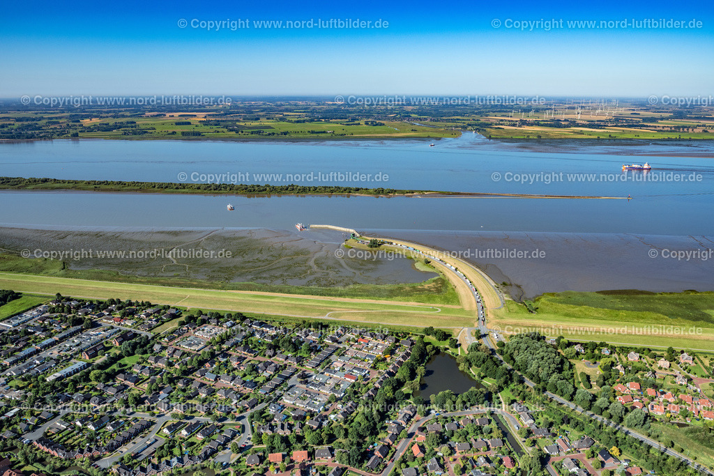 Glückstadt_Elbfähre_FRS_ELS_9496110822 | GLüCKSTADT 11.08.2022 Fährhafenanlagen am Fluss Elbe in Glückstadt im Bundesland Schleswig-Holstein, Deutschland. Weiterführende Informationen bei: Elbfähre Glückstadt Wischhafen GmbH & Co. // Ferry port facilities on the river Elbe in Glueckstadt in the state Schleswig-Holstein, Germany. Further information at: Elbfaehre Glueckstadt Wischhafen GmbH & Co. Foto: Martin Elsen