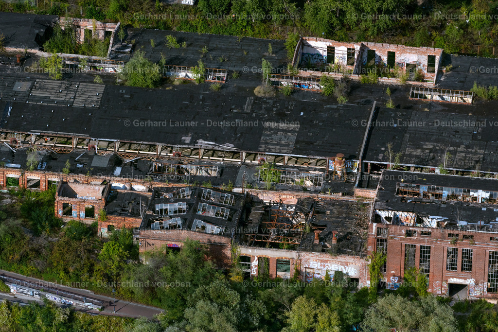 4040185 | LEIPZIG 14.09.2020 Ruine der Gebäude und Hallen der ehemaligen Weberei und Jutespinnerei Tränkner und Würker der "VEB Texafol" an der Lützner Straße im Ortsteil Neulindenau in Leipzig im Bundesland Sachsen, Deutschland. // Ruin the buildings and halls of the the former weaving mill and jute spinning mill Traenkner und Wuerker of "VEB Texafol" on Luetzner Strasse in the district Neulindenau in Leipzig in the state Saxony, Germany. Foto: Gerhard Launer