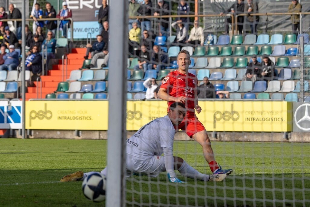Fußball, Aufstiegsspiel zur Regionalliga Südwest, FK Pirmasens gegen VfR Mannheim | Fußball, Aufstiegsspiel zur Regionalliga Südwest, FK Pirmasens gegen VfR Mannheim***Alexandru Paraschiv (14) mit der riesigen Chance auf die Führung für den VfR - Realisiert mit Pictrs.com