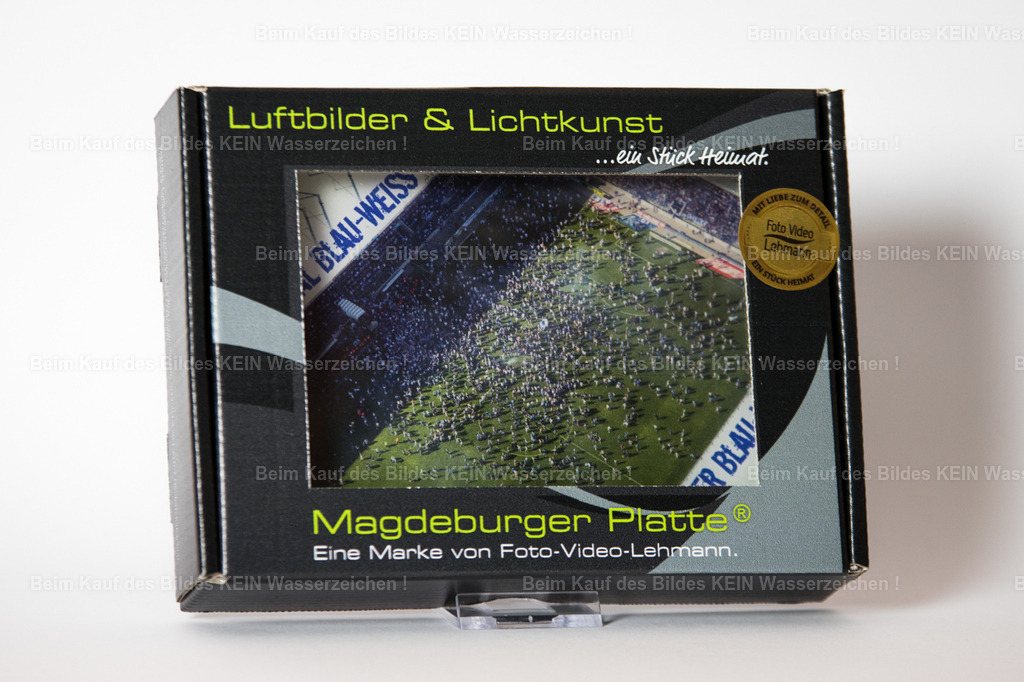 luftbild-magdeburg-FCM-aufstieg-magdeburger-platte-steffen-lehmann-3994 | Für die kleine „Magdeburger Platte®“ habe ich eine weiter Verpackung  entwickelt und gefaltet. Die Schachtel hatte eine durchsichtige Öffnung, so dass das Motiv bereits von außen zu sehen war.Dazu wurden passend zur Platte ein Aufsteller und ein Aufhänger beigelegt. Die Verpackung war individuell beschriftet – so ließ sich aus der kleinen Acrylplatte ein persönliches und regionales Präsent machen. - Realisiert mit Pictrs.com