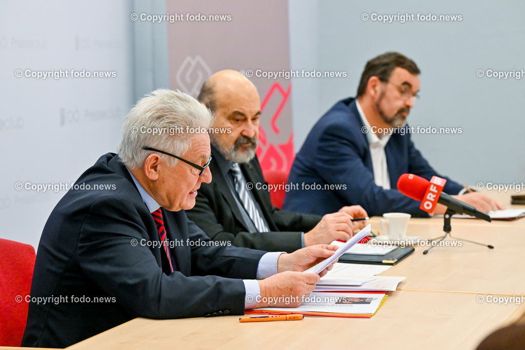 Pressekonferenz ProOriente_ Die Veränderung der Epoche-Herausforderung für die Christen_ 09.03.2023-45 | 09.03.2023, Presseclub Linz, AUT, Pressekonferenz Pro Oriente, Die Veraenderung der Epoche-Herausforderung fuer die Christen, im Bild LH a.D. Josef Puehringer (Vorsitzender von PRO ORIENTE Sektion Linz), Tomáš Halík (Professor für Soziologie an der Karlsuniversitaet in Prag), Helmut Außerwoeger (Direktor des Bildungshauses Schloss Puchberg)

