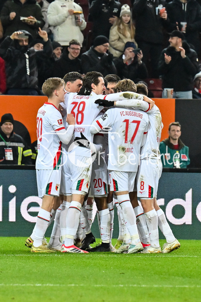 FC Augsburg - 1. FC Union Berlin | AUGSBURG, GERMANY - 15. JANUARY: Jubel der Hausherren nach dem Treffer zum 1-0 druch Alexis Julian CLAUDE-MAURICE (FC Augsburg 20) / Tor / Torschuetze / Freude / Happy während dem Bundesligamatch zwischen dem FC Augsburg und dem 1. FC Union Berlin am 17. Spieltag in der WWK-Arena / DFL REGULATIONS PROHIBIT ANY USE OF PHOTOGRAPHS AS IMAGE SEQUENCES AND/OR QUASI-VIDEO