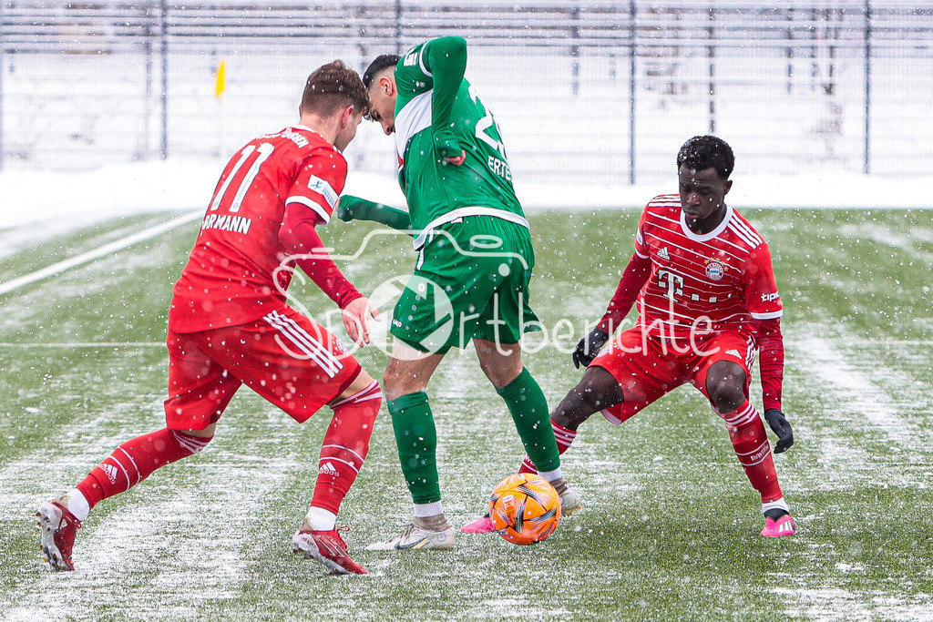 FC Bayern Amateure - VfB Eichstätt | v. l. Jahn HERRMANN (FCB #11), Deniz ERTEN (VFB #25) und Mamin SANYANG (FCB #26)
