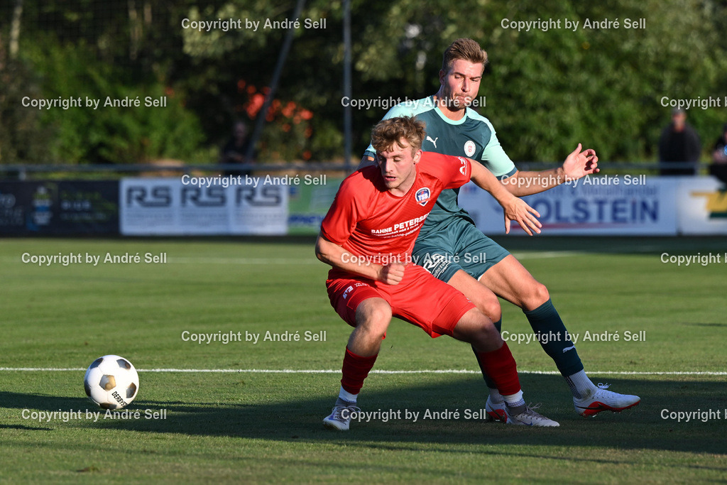 PSV Neumünster vs TSB Flensburg | Tobias Fölster (PSV #5) vs Cosmo Nitsch (TSB #3) / Fußball-Oberliga Männer 2026/2027 / PSV Neumünster vs TSB Flensburg / PSV Stadion Platz A / Neumünster / 07.08.26 - Realisiert mit Pictrs.com