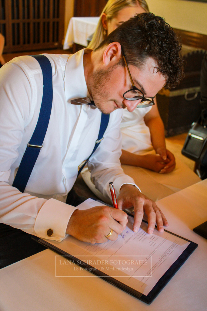 Hochzeit Sven _ Evi 30.06.22 Standesamt-06 | lanaschraderfotografie - Realisiert mit Pictrs.com