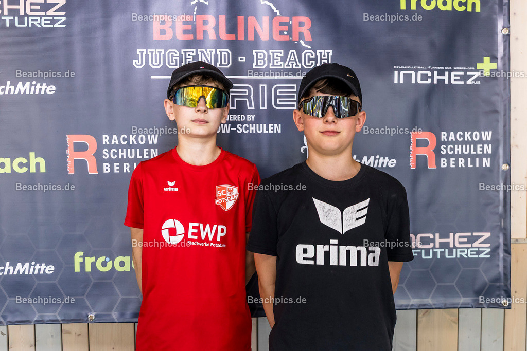 2025-200076224-Jugend-Beach-Serie-Fotobox | Pinar Atalay, Bundeskanzler Friedrich Merz 31.05.2025; Berlin Foto: Gerold Rebsch - www.beachpics.de