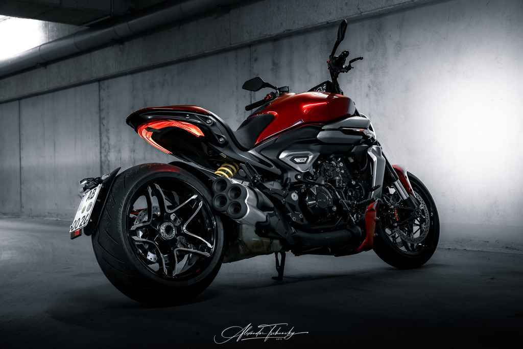 Ducati xDivael V4 | Entdecken Sie die faszinierende Welt von Alexander Tschuncky Arts: Kreative Fotografie, atemberaubende Automobilkunst und hochwertiger Bilderdruck. Lassen Sie sich inspirieren! - Realisiert mit Pictrs.com
