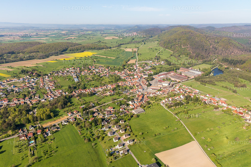 Luftbild: Ortsansicht von Nordosten in Zinswiller im Bundesland Bas-Rhin in Frankreich. – Foto: IMG_099489.jpg vom 30.04.2017 durch Werner Riehm/FLY-FOTO.de – Auflösung des Originals: 5472 x 3648 px