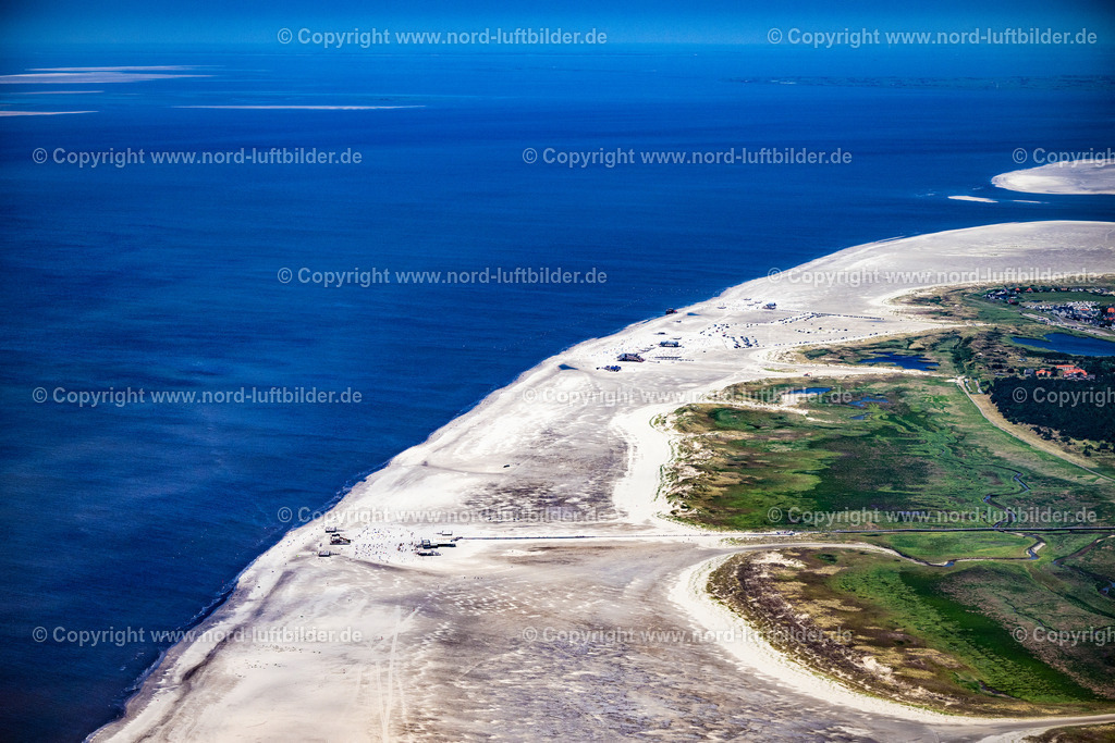 St.Peter-Ording_Strand_SPO_ELS_3898130625 | SANKT PETER-ORDING 13.06.2025 Küsten- Landschaft am Sandstrand der Badestelle Ording Nord im Ortsteil St. Peter-Ording in Sankt Peter-Ording im Bundesland Schleswig-Holstein, Deutschland. Am Strand vor St. Peter- Ording ist in den Monaten März bis Ende Oktober das Strand- Parken gegen Gebühr erlaubt. Strandparkplatz am Weststrand. // Coastal landscape on the sandy beach of the bathing area Ording Nord in the district St Peter-Ording in Sankt Peter-Ording in the state Schleswig-Holstein, Germany. Foto: Martin Elsen