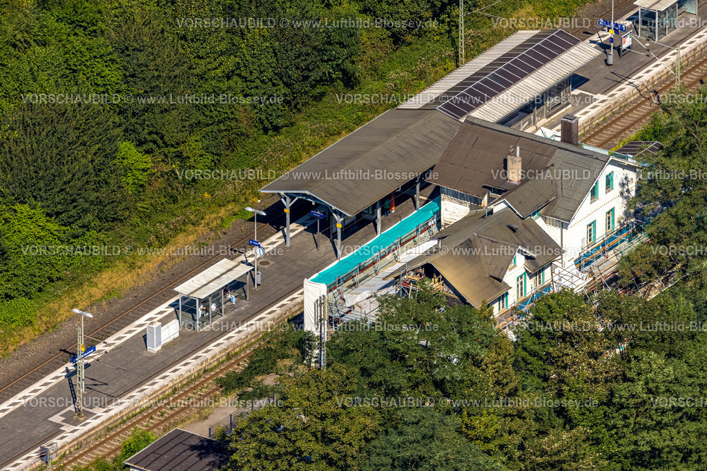 Ennepetal240814169 | Luftbild, Ennepetal-Bahnhof, Baustelle und Baugerüst mit Sanierung am denkmalgeschützten Bahnhofsgebäude, Milspe, Ennepetal, Ruhrgebiet, Nordrhein-Westfalen, Deutschland