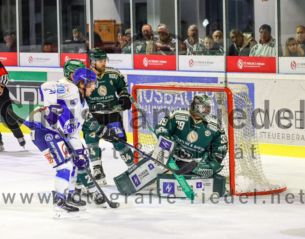 2025-09-26_013_TSV_Erding_gegen_SC_Riessersee | Erding, Deutschland, 26.09.2025:Eishockey, Oberliga Süd 2025 / 2026, 3. Spieltag, TSV Erding gegen SC Riessersee, Endergebnis: 3:5Parker Colley (SC Riessersee, #70), Markus Eberhardt (Erding Gladiators, #94), Torwart Leon Meder (Erding Gladiators, #39)Foto: Christian Riedel / fotografie-riedel.net