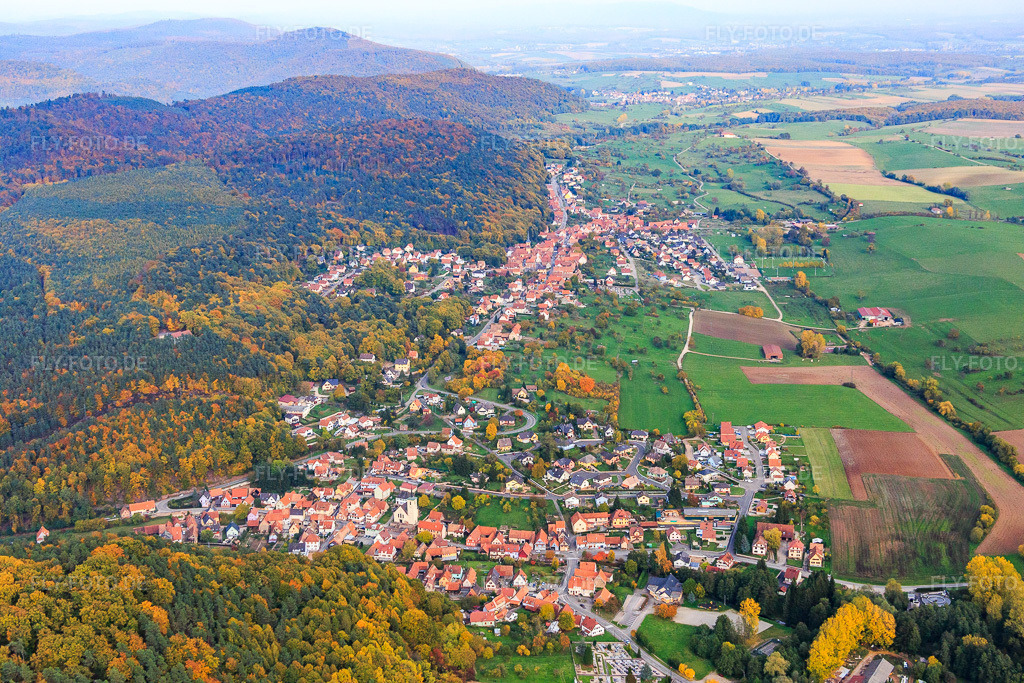 Luftbild: Ortsansicht von Westen in Rothbach im Bundesland Bas-Rhin in Frankreich. – Foto: IMG_084816.jpg vom 24.10.2015 durch Werner Riehm/FLY-FOTO.de – Auflösung des Originals: 5472 x 3648 px