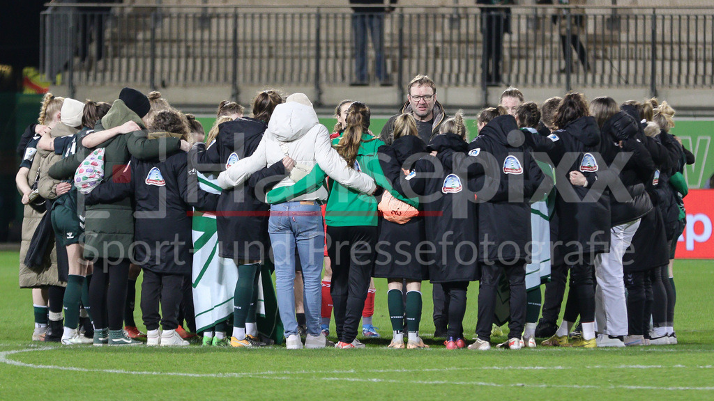 Fussball, Google Pixel Frauen-Bundesliga, VfL Wolfsburg - SV Werder Bremen | v.li.: Spielerinnen des SV Werder Bremen schwören sich mit einem Mannschaftskreis ein, Teamkreis, Ansprache, Motivation, DIE DFB-RICHTLINIEN UNTERSAGEN JEGLICHE NUTZUNG VON FOTOS ALS SEQUENZBILDER UND/ODER VIDEOÄHNLICHE FOTOSTRECKEN. DFB REGULATIONS PROHIBIT ANY USE OF PHOTOGRAPHS AS IMAGE SEQUENCES AND/OR QUASI-VIDEO.