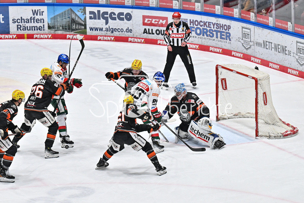 Löwen Frankfurt -Augsburger Panther | in dieser Szene kann Thomas GREISS (Loewen Frankfurt 1) ein Gegentor verhindern / DEL: Loewen Frankfurt - Augsburger Panther, Eissporthalle Frankfurt am 14.02.2025
