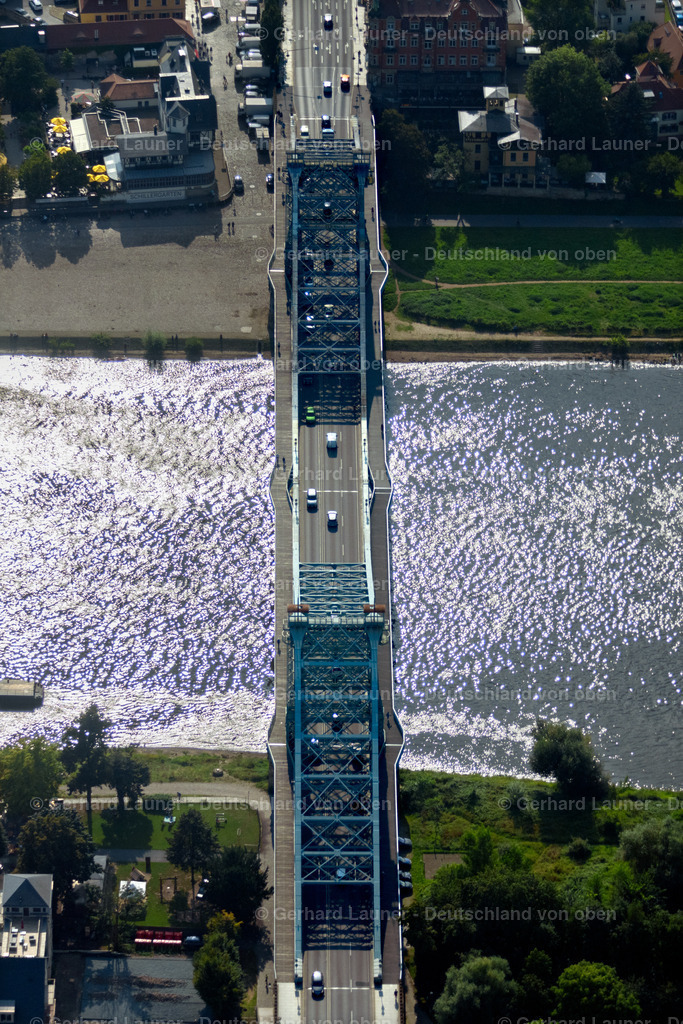 4060813 | DRESDEN 07.09.2021 Loschwitzer Brücke " Blaues Wunder " über dem Fluss Elbe in Dresden im Bundesland Sachsen. Die Elbbrücke verbindet die Stadtteile Blasewitz und Loschwitz miteinander und gilt als Wahrzeichen der Stadt. Weiterführende Informationen bei: DREWAG - Stadtwerke Dresden GmbH,  DVB Dresdner Verkehrsbetriebe AG,  Landeshauptstadt Dresden. // the Loschwitzer bridge called " Blue Miracle " over the river Elbe in Dresden in the state Saxony. The bridge connects the districts Blasewitz and Loschwitz and is a well known landmark in Dresden. Further information at: DREWAG - Stadtwerke Dresden GmbH,  DVB Dresdner Verkehrsbetriebe AG,  Landeshauptstadt Dresden. Foto: Gerhard Launer