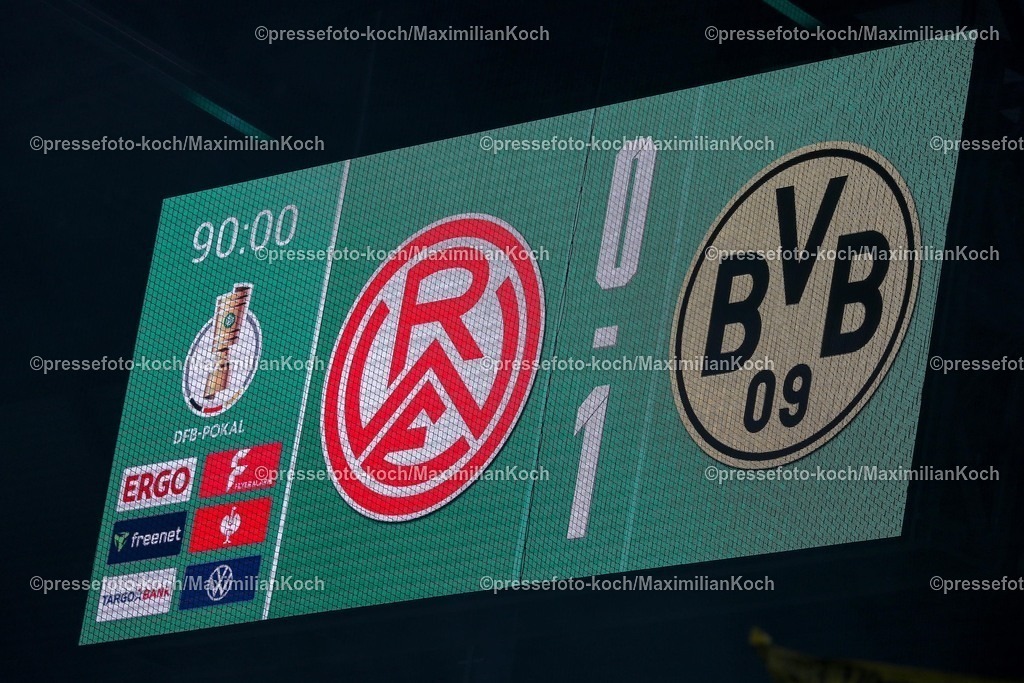 DFB18082501119 | 2025.08.18, Fußball, 1.Runde DFB-Pokal, Rot-Weiss Essen - Borussia Dortmund, Stadion Hafenstraße, Saison 2025 2026: Anzeigetafel mit dem Endstand 1:0  DFB regulations prohibit any use of photographs as image sequences and or quasi-video.