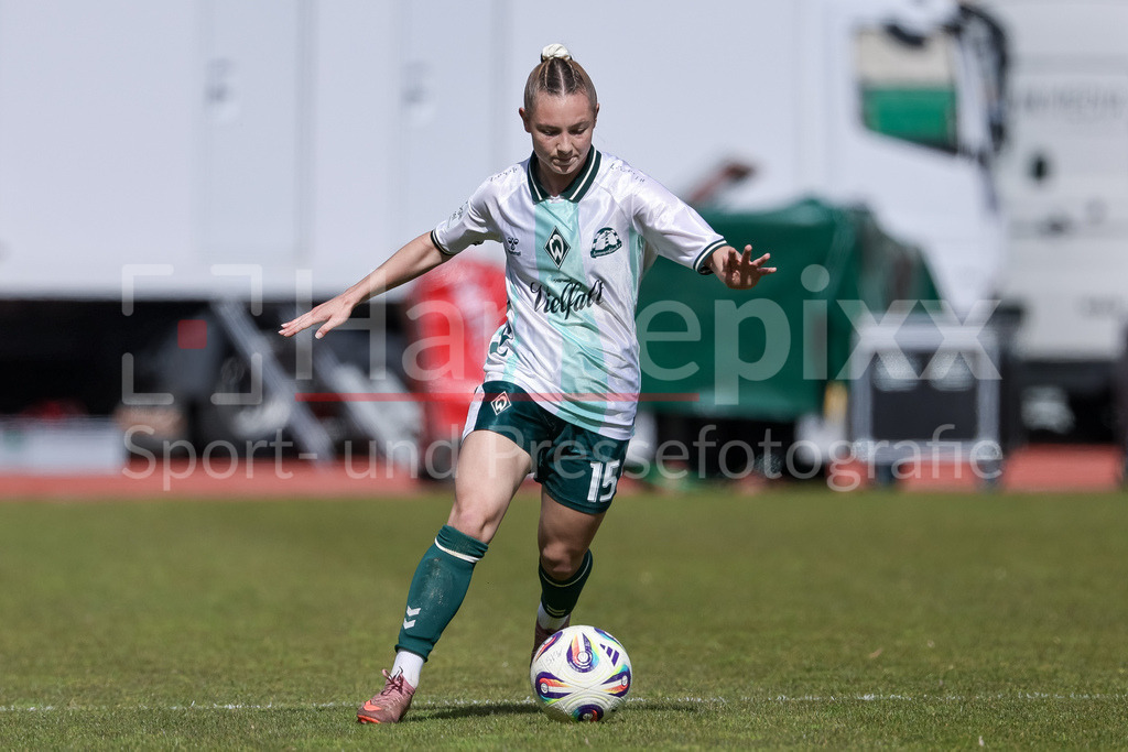 Fussball, Google Pixel Frauen-Bundesliga, SV Werder Bremen - SGS Essen | Michelle Weiß (SV Werder Bremen, 15) am Ball, Freisteller, Einzelbild, Ganzkörper, Aktion, Action, Spielszene, DIE DFB-RICHTLINIEN UNTERSAGEN JEGLICHE NUTZUNG VON FOTOS ALS SEQUENZBILDER UND/ODER VIDEOÄHNLICHE FOTOSTRECKEN. DFB REGULATIONS PROHIBIT ANY USE OF PHOTOGRAPHS AS IMAGE SEQUENCES AND/OR QUASI-VIDEO.