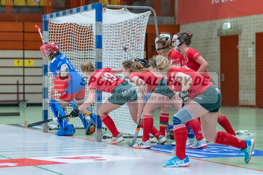 HK_20230122_103111 | 1. Bundesliga ( Halle ) Damen Crefelder HTC - Rot-Weiss Köln am 22.1.2023 Crefelder HTC  ( CHTC ) Halle Glockenspitz , Krefeld , Krings Lynn ( Crefelder HTC #19 ) , Sonja Thüner Torfrau ( Crefelder HTc #1 )