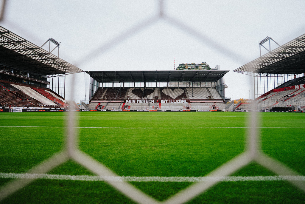 _STP6181 | Der offizielle Shop für FC St. Pauli Fotos. Wähle aus Spielszenen & Fanmomenten dein FCSP Wunschformat. Wir liefern Millerntor-Atmosphäre.