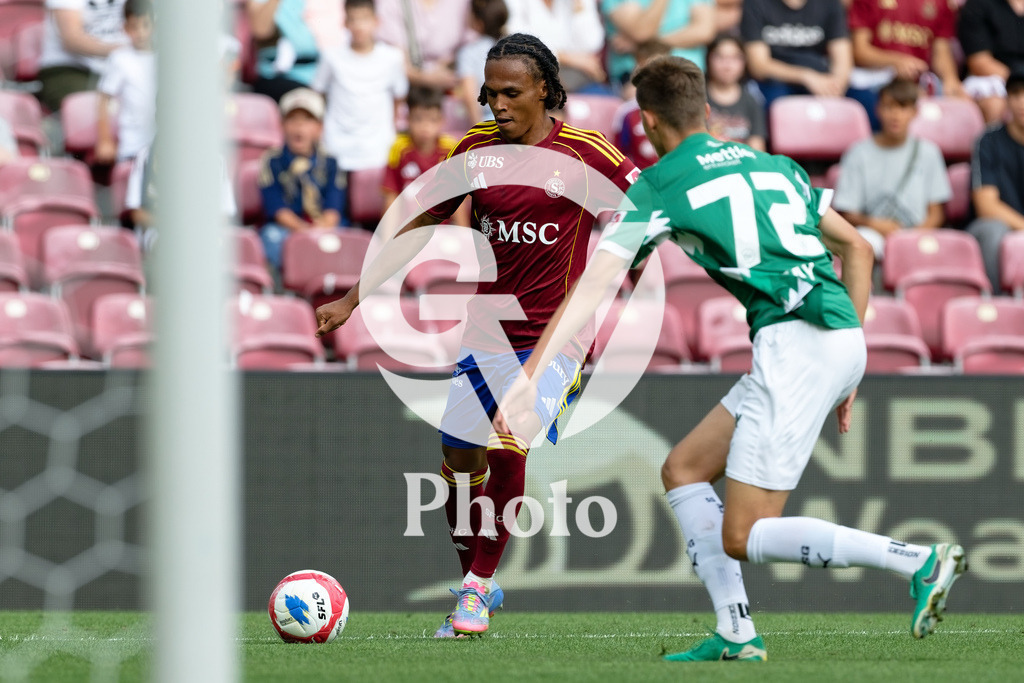 Brack Super League - Servette FC v FC Saint-Gall | Loun Srdanovic (2 Servette FC) controls the ball (action) during the Brack Super League match between Servette FC and FC Saint-Gall at Stade de Geneve in Geneva, Switzerland