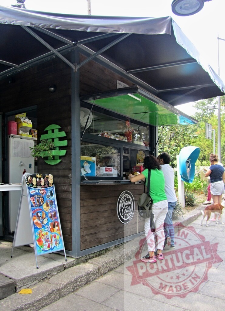 People buying ice cream at urban street kiosk | Customers purchasing delicious ice cream from a modern wooden kiosk on a city street - Realisiert mit Pictrs.com