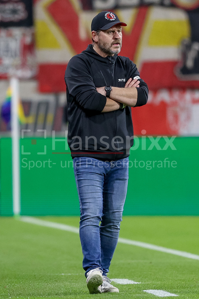 Fussball, Bundesliga, SV Werder Bremen - 1. FC Union Berlin | Steffen Baumgart (Trainer, 1. FC Union Berlin) mit verschränkten Armen, DIE DFL-RICHTLINIEN UNTERSAGEN JEGLICHE NUTZUNG VON FOTOS ALS SEQUENZBILDER UND/ODER VIDEOÄHNLICHE FOTOSTRECKEN. DFL REGULATIONS PROHIBIT ANY USE OF PHOTOGRAPHS AS IMAGE SEQUENCES AND/OR QUASI-VIDEO.