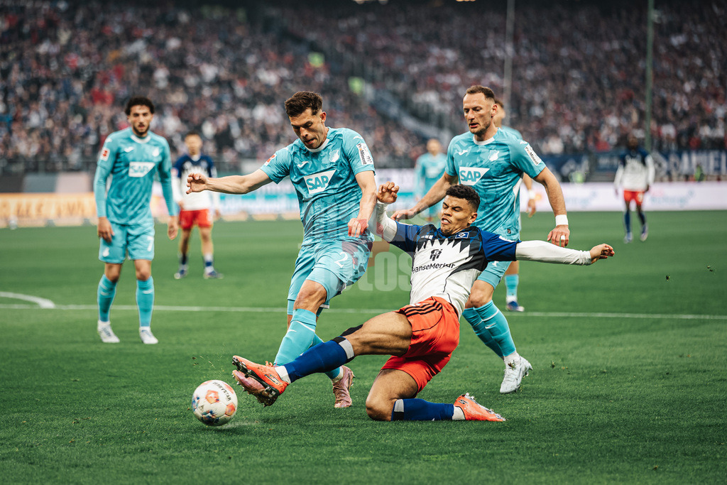Fußball | Männer | Saison 2025/2026 | 1. Fußball-Bundesliga | 31. Spieltag | Hamburger SV vs. TSG Hoffenheim | 25.04.2026 | v.l. Robin Hranac (#2, TSG Hoffenheim) gegen Ransford-Yeboah Königsdörffer (#11, HSV)