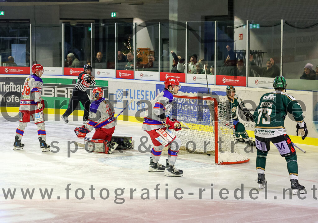 2025-11-30_116_TSV_Erding_gegen_EC_Peiting | Erding, Deutschland, 30.11.2025:Eishockey, Oberliga Süd 2025 / 2026, 22. Spieltag, TSV Erding gegen EC Peiting, Endergebnis: 5:1Jubel nach dem Tor durch Thomas Matheson (Erding Gladiators, #37) zum 1:0 für ErdingChristian Obu (EC Peiting, #78), Torwart Andreas Magg (EC Peiting, #32), Thomas Matheson (Erding Gladiators, #37), Pascal Steck (Erding Gladiators, #73)Foto: Christian Riedel / fotografie-riedel.net
