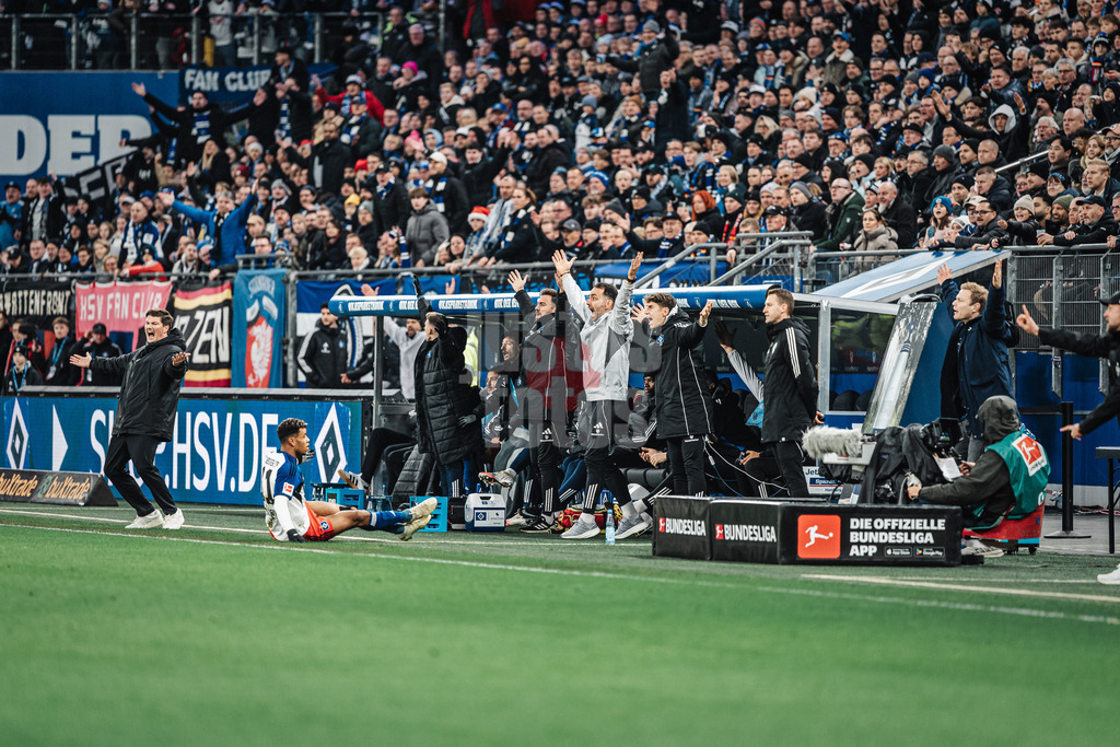 Fußball | Männer | Saison 2025/2026 | 1. Fußball-Bundesliga | 12. Spieltag | Hamburger SV vs. VfB Stuttgart | 30.11.2025 | Die Bank des HSV beschwert sich nach einem Foul an Ransford-Yeboah Königsdörffer (#11, HSV)
