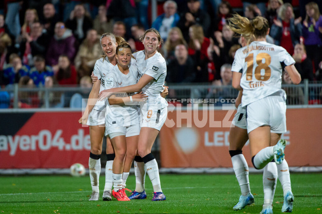 20241020NSZ_1576 | Jubel über den Führungstreffer  DEU, Leverkusen, 20.10.2024 Fußball, Frauen, Google Pixel Frauen-Bundesliga, Saison 2024/2025, 7. Spieltag, Bayer 04 Leverkusen - FC Bayern MünchenDIE DFB-RICHTLINIEN UNTERSAGEN JEGLICHE NUTZUNG VON FOTOS ALS SEQUENZBILDER UND/ODER VIDEOÄHNLICHE FOTOSTRECKEN - Realisiert mit Pictrs.com