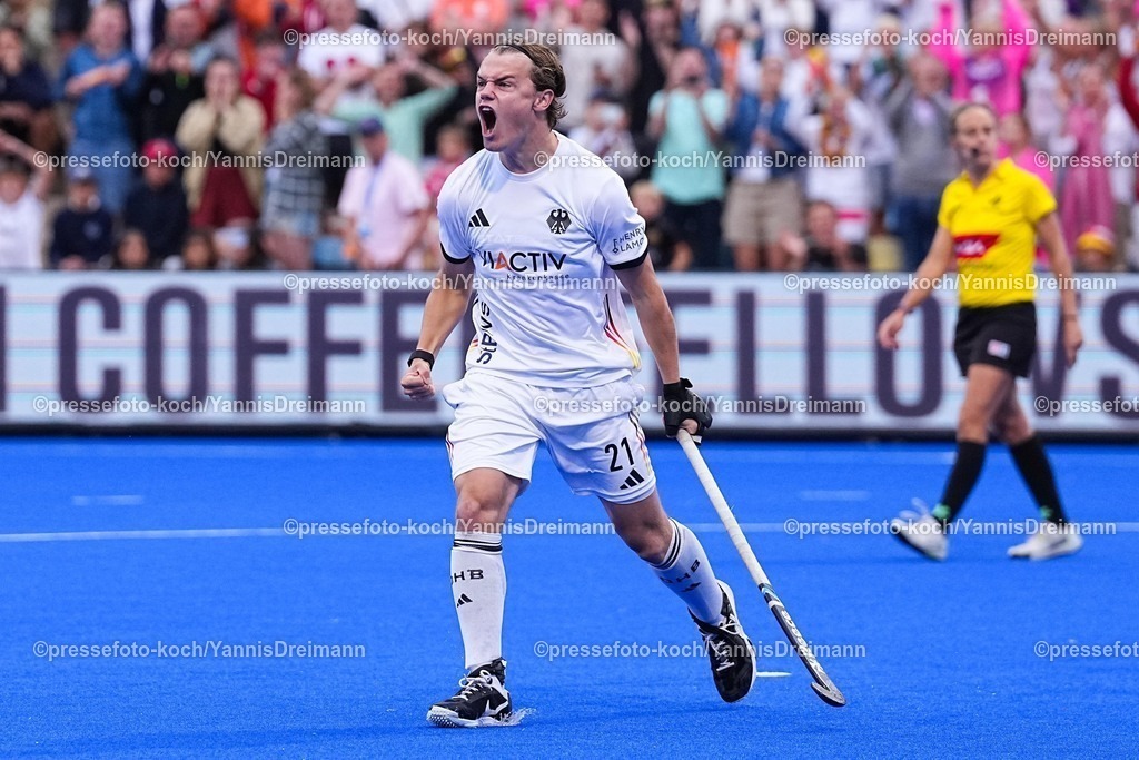 xydrx16082503072 | 16.08.2025, xydrx, Herren EuroHockey Championship 2025, Finale, Niederlande - Deutschland, Sparkassenpark Mönchengladbach: Michel Struthoff (GER #21) jubelt über seinen Treffer beim Penalty schießen