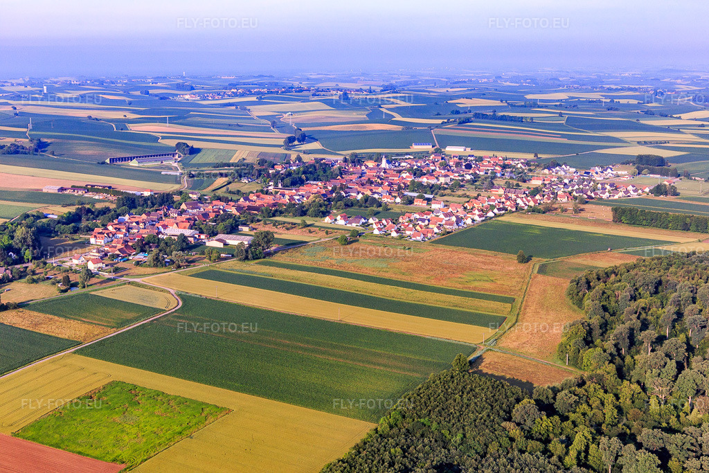 Vue aérienne: Vue de la ville depuis le nord-est à Niederlauterbach dans le département Bas Rhin, France – .Photo: IMG_107864.jpg prise le 10/06/2018 par Werner Riehm/FLY-FOTO.eu – Résolution de l'original: 5472 x 3648 px