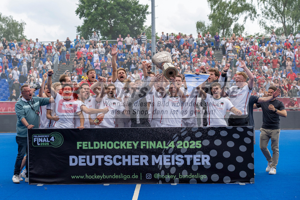 Final4_20250601-1531-HK108816 | Krefeld, Deutschland, 01.06.2025:  Feldhockey Final4 2025 – „Deutsche Feldhockey-Meisterschaften 2025“ Crefelder HTC - Rot-Weiss Köln (Finale Herren) im Gerd-Wellen-Hockeyanlage am 01.06.2025 in Krefeld, Deutschland. (Foto von Kramhöller/Fehrmann/Kaste)Krefeld, Germany, 01.06.2025: Feldhockey Final4 2025 – „Deutsche Feldhockey-Meisterschaften 2025“ Harvestehuder HTC - Düsseldorfer HC (Finale Damen) in Gerd-Wellen-Hockeyanlage at 01.06.2025 in Krefeld, Deutschland. (Foto from Kramhöller/Fehrmann/Kaste)
